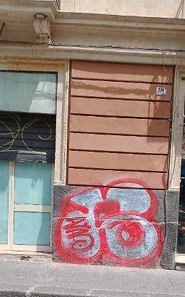 Catania: facciata deturpata da graffiti in via Vittorio Emanuele