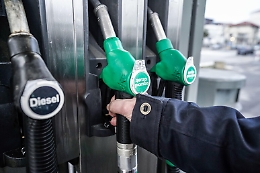 Il caro benzina irrompe sulle vacanze, ma ora c'è l'obbligo del "prezzo medio": come funziona