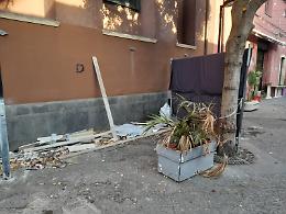 Catania: paravento per nascondere il degrado