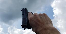 Spari di pistola a Paternò nel corso di una lite: due ventenni feriti