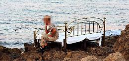 In Salento letto matrimoniale sugli scogli, foto virale sul web