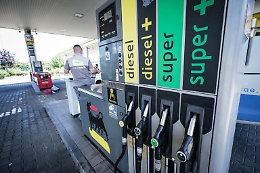 Per la benzina ritocchi al rialzo, 2,020 euro in autostrada