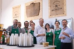 Il caffè incontra l'olio del Belice per Starbucks: il patron Schultz a Selinunte per sostenere gli agricoltori. E progetta di aprire un locale in Sicilia