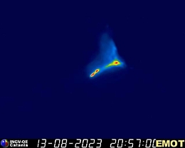 Il risveglio dell'Etna, trabocco lavico dal cratere di Sud Est e cenere sul Rifugio Sapienza
