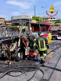Bus prende fuoco in via Battello, paura per un gruppo di turisti