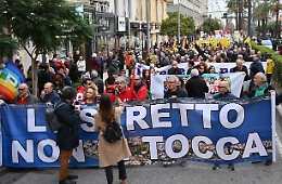 L'orgoglio dei "No Ponte" in corteo a Messina: «Lo Stretto non si tocca»