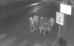 Lite con l'ex e inseguimento col coltello: vittima dello stupro di gruppo denunciata, l'avvocata  si ritira