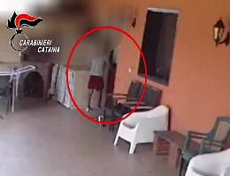 Topo d'appartamento tradito dal modo di camminare e dal tatuaggio al polpaccio