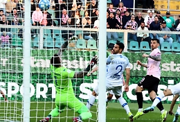 Ora il Palermo vola in Paradiso: tris al Como e la serie A è a un passo