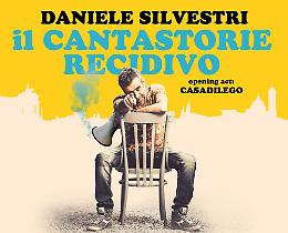 Daniele Silvestri, il tramonto e il Teatro Pietra Rosa a Pollina