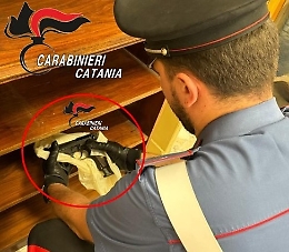 Catania, prima l'incidente tra un'auto e uno scooter, poi la pistola e le minacce: 23enne in carcere