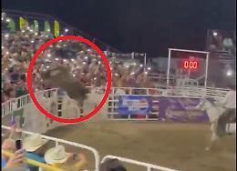 Oregon, toro infuriato salta la recinzione durante un rodeo: due feriti gravi