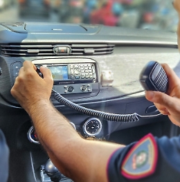 Minaccia il compagno che l'aveva denunciata e aggredisce i poliziotti: arrestata