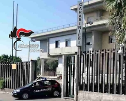 "Non mi hai salutato in strada" e aggredisce il padre che chiama i carabinieri e lo fa arrestare