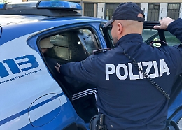 "Sei la mia schiava" e la colpisce con un tavolino di ferro: 61enne arrestato a Catania
