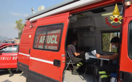 Due auto in fiamme e 15 intossicati dal fumo a Palermo