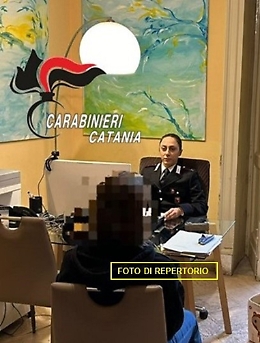Fugge scalza e in pigiama dal compagno geloso e violento: salvata da una coppia di fidanzati