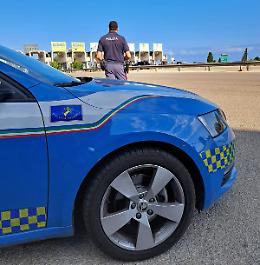Salva la madre dalla strangolamento del padre, il suo pianto attira l'attenzione della PolStrada;