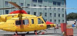 Litiga col fidanzato, apre lo sportello e si lancia dall'auto in corsa: 19enne in gravi condizioni 
