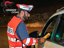 Al volante ubriaco all'alba: neopatentato fermato dai carabinieri a Gravina di Catania 