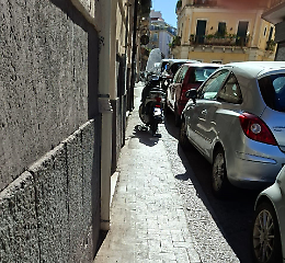 Catania, scooter sul marciapiede: i pedoni devono aggirarlo