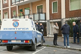 Arriva l'ufficiale giudiziario per notificargli lo sfratto e lui si butta dal sesto piano e muore: «Non ce la faccio più»