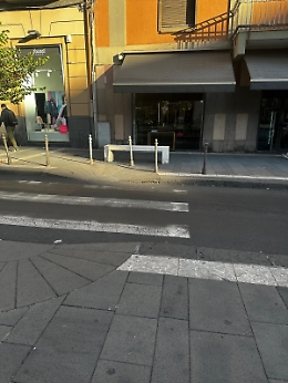 Panchina davanti alla rampa: l'arredo urbano che ostacola l'accessibilità a Catania