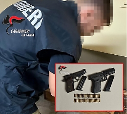 Custodiva le armi nella casa del padre in sedia a rotelle: arrestato un 51enne