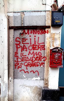 Innamorato e vandalo imbratta i palazzi di via Garibaldi