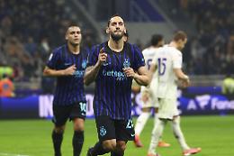 Doppio Calhanoglu e Sucic, l'Inter risponde al Napoli e affonda la Fiorentina