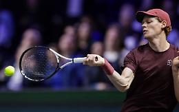 Jannik Sinner vince i Masters di Parigi contro il canadese Felix Auger-Aliassime: è di nuovo il tennista numero 1 al mondo