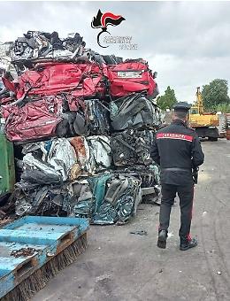 Centro demolizioni di Giarre sotto sequestro: 65 carcasse con "fluff" pericoloso, titolare denunciato