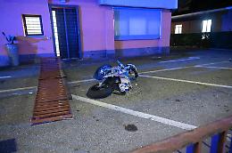 Finisce la sua corsa in moto contro la sbarra di un parcheggio: muore a soli 17 anni