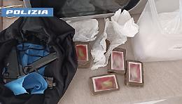 La pistola nel forno, la droga nel frigorifero e nelle scarpe. Arrestato un 24enne
