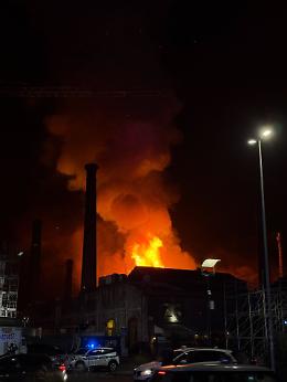 Incendio alle Ciminiere, il tetto dell'auditorium è a rischio crollo. Ancora ignote le cause che hanno fatto divampare il rogo