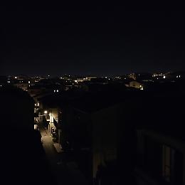 La città al buio: luci a zebra e un Comune senza ufficio per intervenire