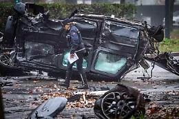 Violento scontro tra due mezzi a Milano: un guidatore positivo al pretest droga e l'altro senza patente; due giovani in pericolo di vita