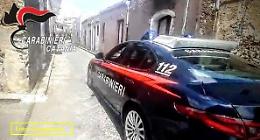 In macchina ubriaco fradicio e con un fucile pronto a sparare: prova a scappare e poi viene arrestato