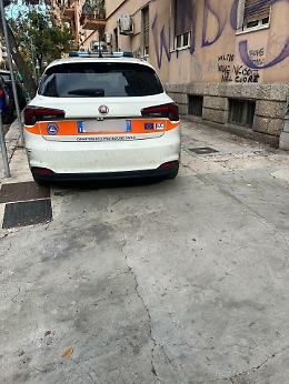 Auto della Regione posteggiata sopra un marciapiede, la protesta dei residenti