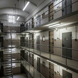 Scoperti cinque smartphone murati nelle celle dei detenuti