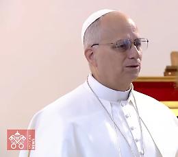 Leone XIV alla Moschea Blu senza scarpe e in silenzio