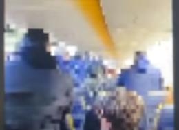 Scontro in volo tra tifosi e calciatori del Bari: necessario l'intervento della hostess 