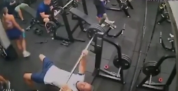 Il bilanciere da 75 chili gli cade sul petto: l'incidente che &egrave; costato la vita del bodybuilder brasiliano diventa virale nel web  