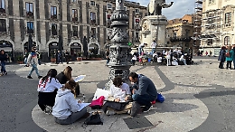 Catania diventa un’aula a cielo aperto: gli studenti del Lazzaro disegnano l’anima della città