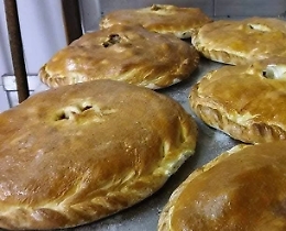 Cibo e tradizione, la scacciata di Catania: il &ldquo;giornale&rdquo; commestibile che racconta la citt&agrave;