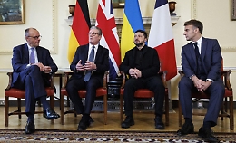 Londra scommette sulla resilienza ucraina: Zelensky incontra Starmer, Macron e Merz. Domani tappa a Roma da Meloni