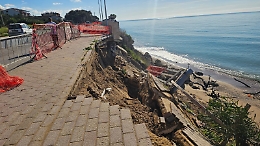 Erosione costiera, crollata la pista ciclabile di viale delle Dune