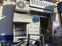 Acireale, bomba carta per fare esplodere il distributore di sigarette: 20mila euro di danni 