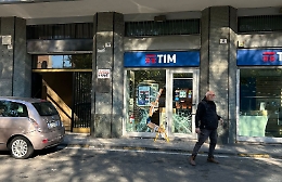 &ldquo;Spaccata&rdquo; al negozio di telefonia a Catania: una Panda rubata usata come ariete
