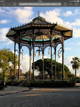 Escrementi equini sul selciato del Chiosco della Musica alla Villa Bellini di Catania